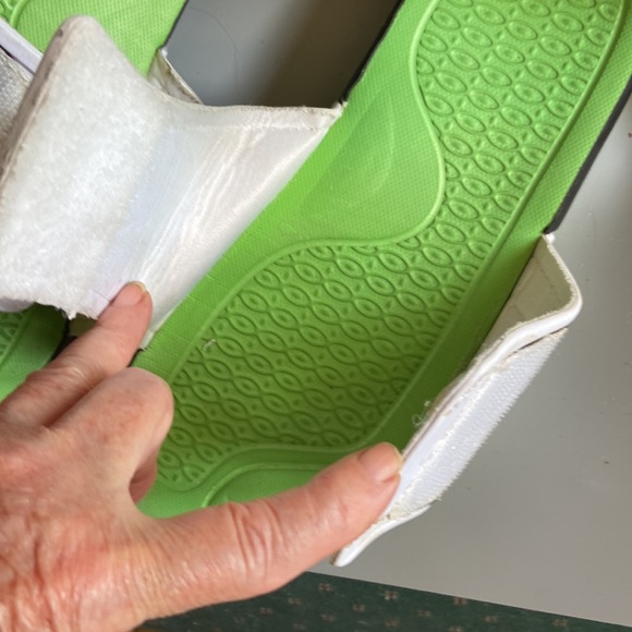 Wings Super flip flops green black and white. See toes perfectly smooth no wear - Picture 4 of 6
